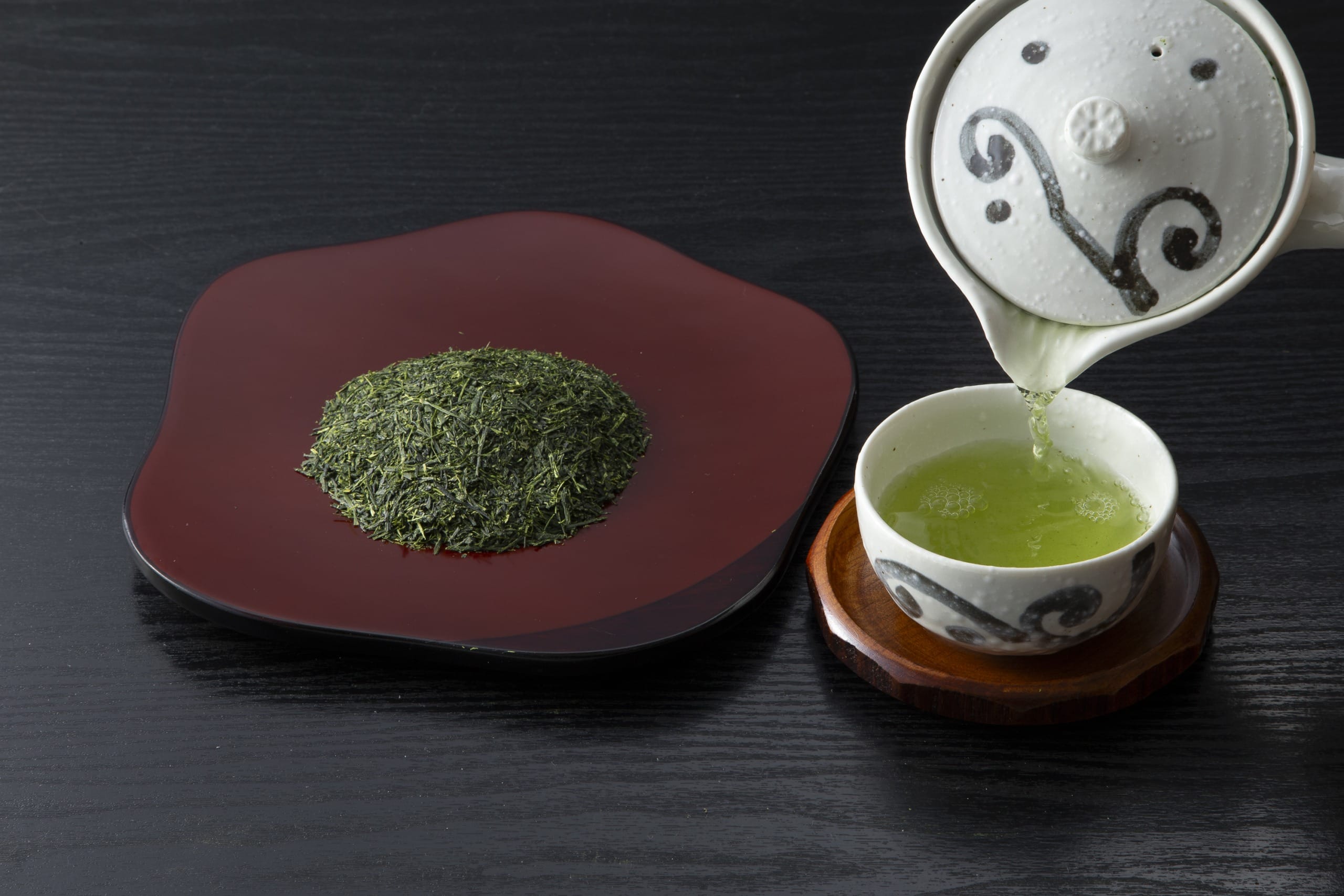 日坂御林地区の幻の朝露の茶葉と急須で淹れたお茶