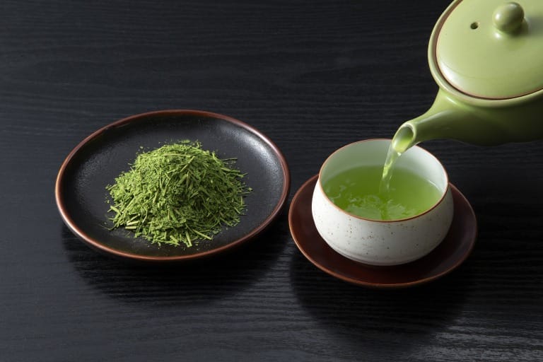 宝和園の掛川茎茶と宇治抹茶（急須で入れたお茶）