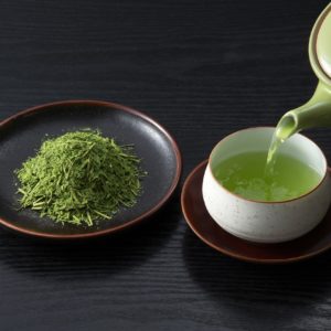 宝和園の掛川茎茶と宇治抹茶(急須で入れたお茶)