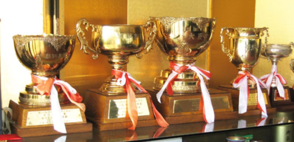 宝和園茶師岡本義明が受賞したトロフィー