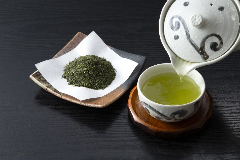 急須で入れた、金箔茶(純金茶)