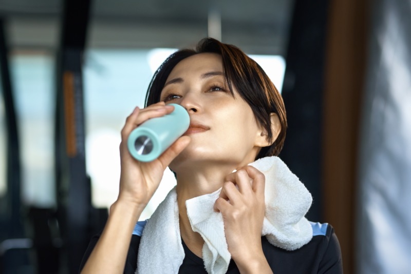 運動中に緑茶を飲む女性