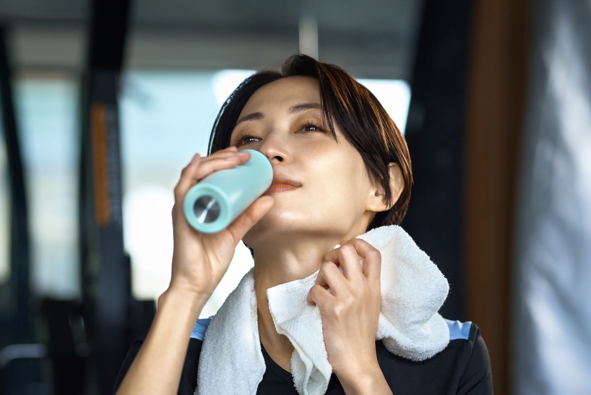 トレーニング中に緑茶を飲む女性