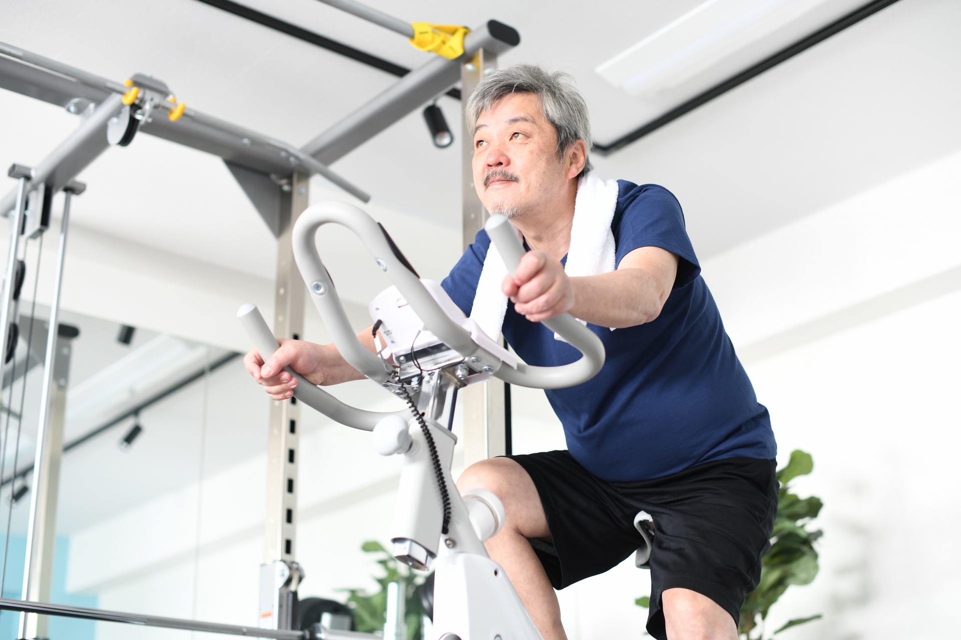 緑茶を飲んで運動する男性