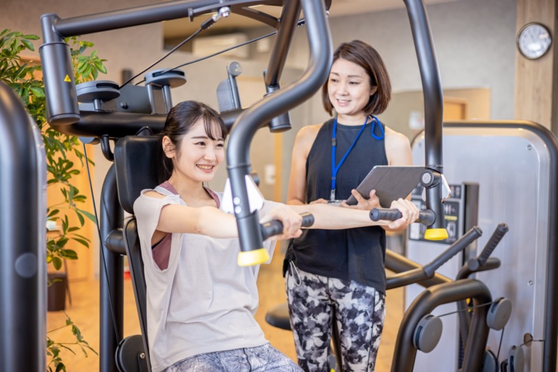 緑茶を飲んで筋トレに励む女性